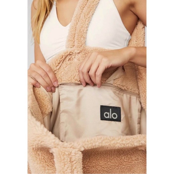 ALO Yoga Foxy Sherpa Tan Tote Bag - Picture 5 of 6